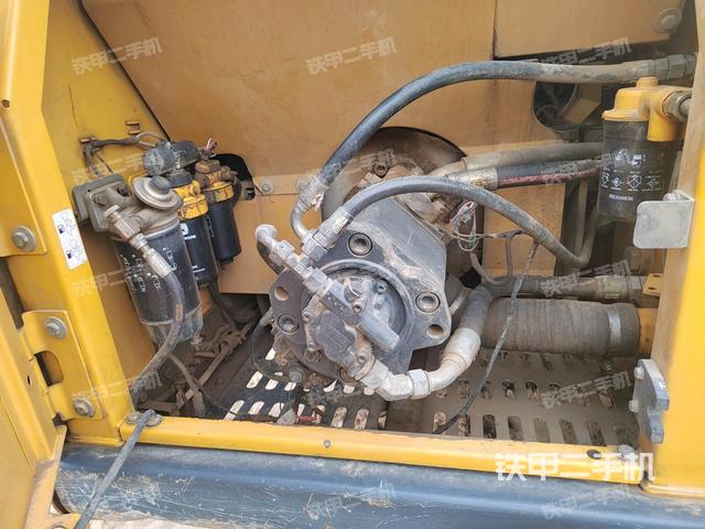 液压泵舱室正面整体（整机外观）