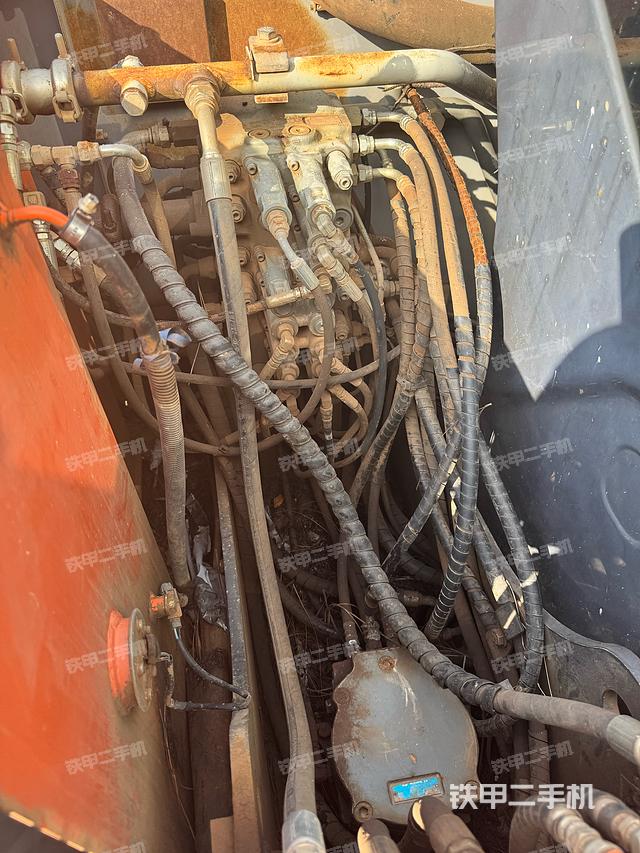 回转马达和主控阀（整机外观）