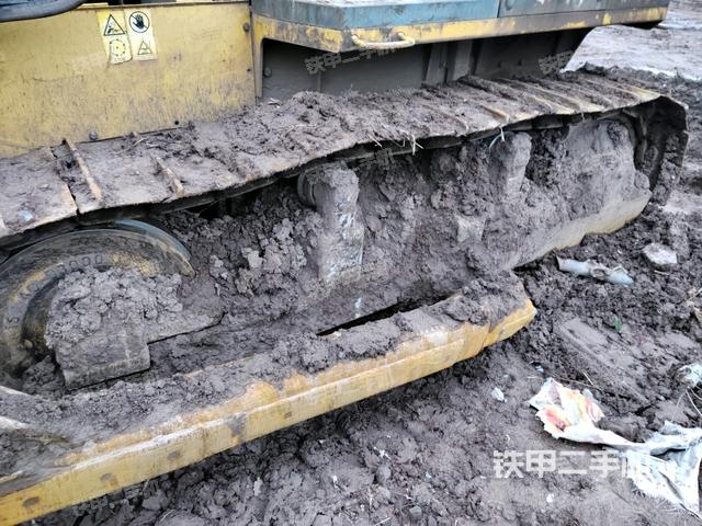 左侧履带全景(推土机底盘及工作装置) 左侧履带全景(推土机底盘及工作装置)