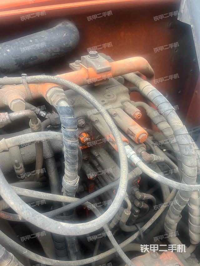 回转马达和主控阀(整机外观) 回转马达和主控阀(整机外观)