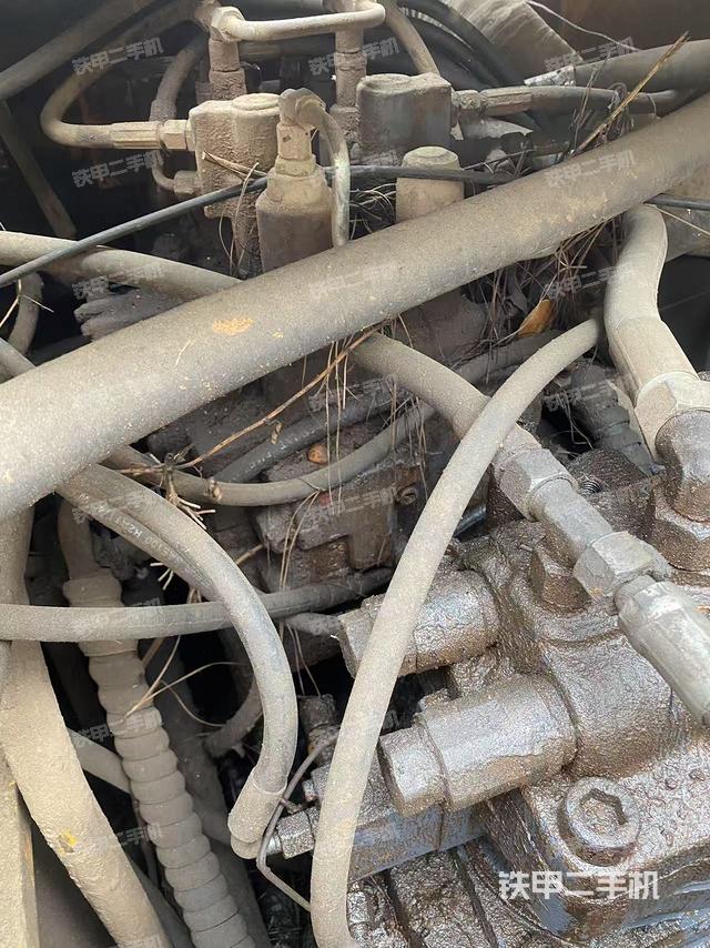 回转马达和主控阀（整机外观）