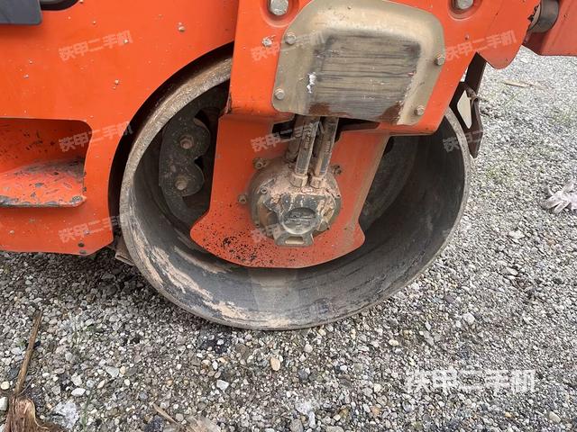 前車(chē)架正右側(cè)（壓路機(jī)前后車(chē)架）