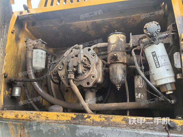 液压泵舱室正面整体（整机外观）