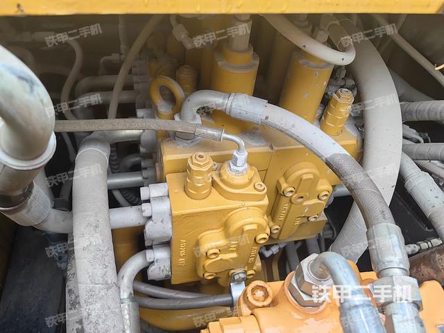 回轉(zhuǎn)馬達(dá)和主控閥（整機(jī)外觀）