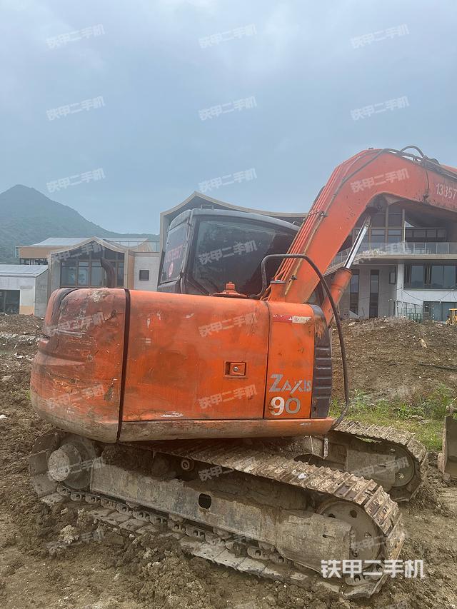 单侧履带整体(整机外观) 单侧履带整体(整机外观)