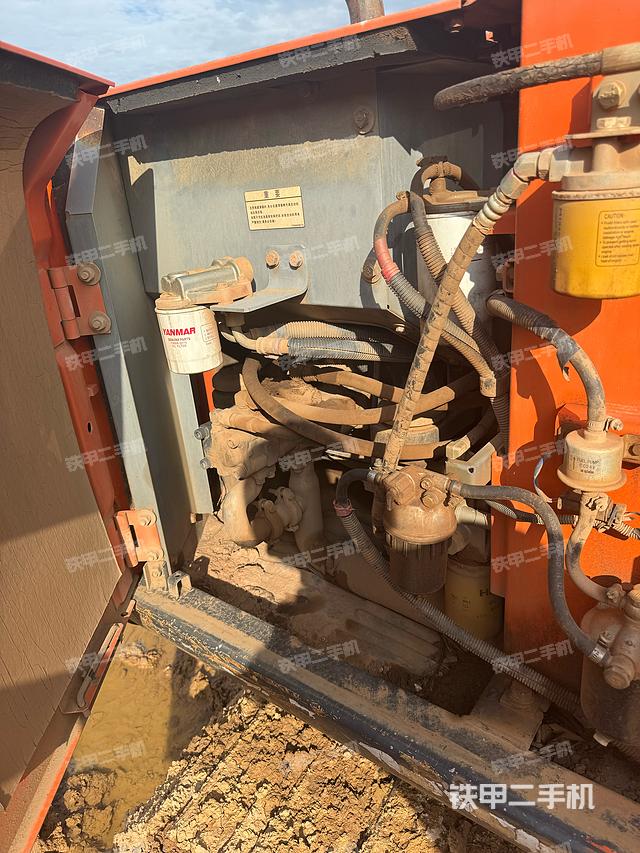 液压泵舱室正面整体（整机外观）