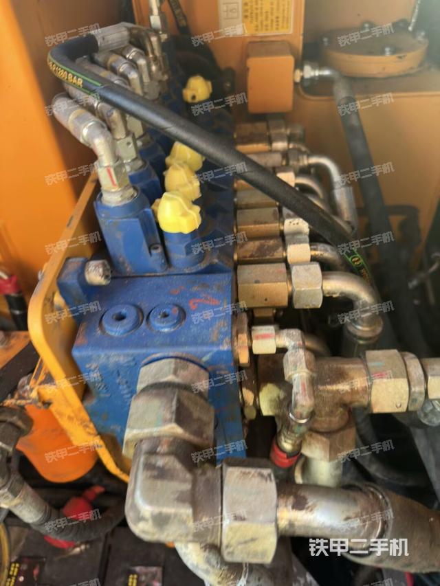 回转马达和主控阀(整机外观) 回转马达和主控阀(整机外观)