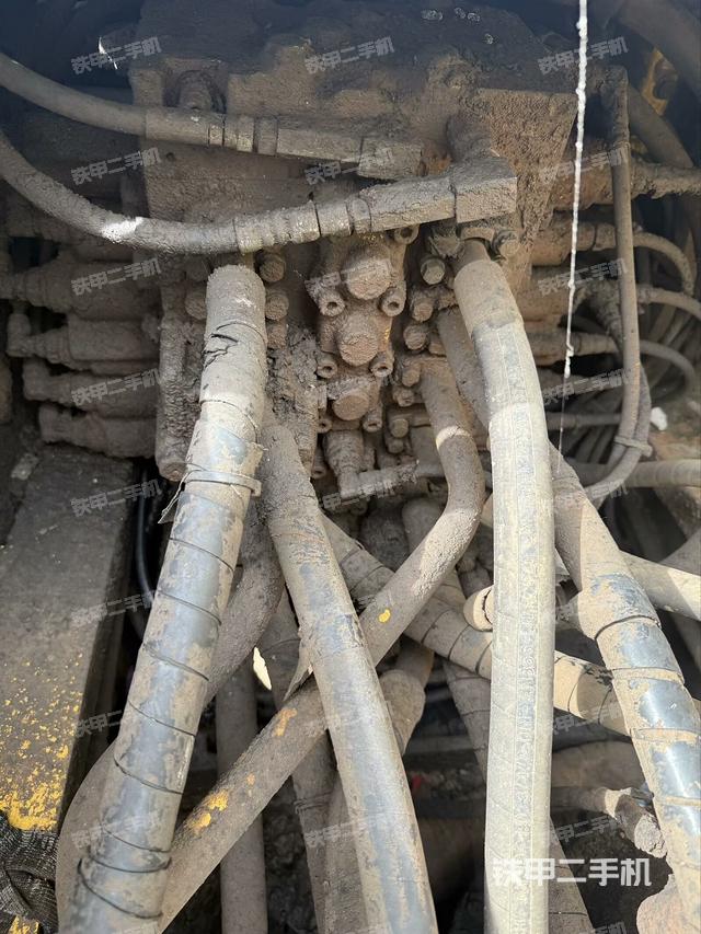 回转马达和主控阀(整机外观) 回转马达和主控阀(整机外观)