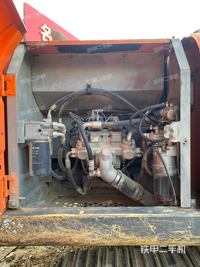 液压泵舱室正面整体（整机外观）