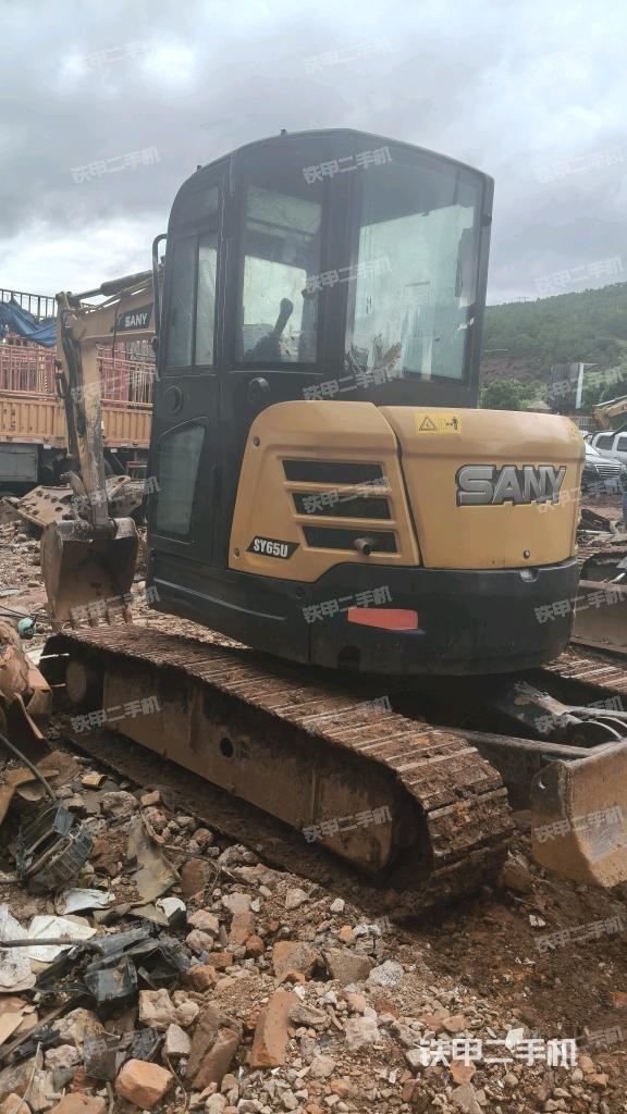 驾驶室顶部(整机外观) 驾驶室顶部(整机外观)