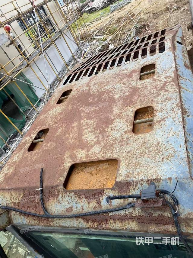 驾驶室顶部(整机外观) 驾驶室顶部(整机外观)