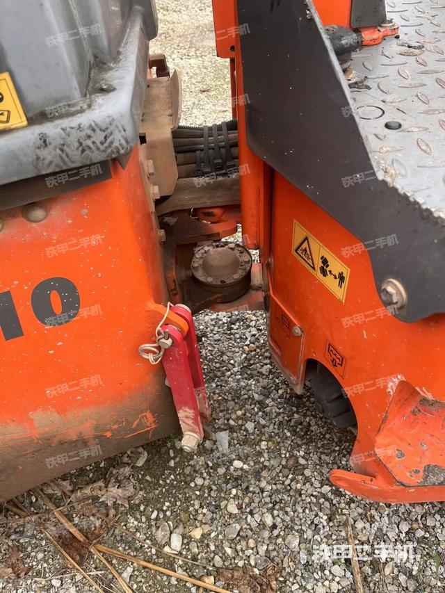 后輪右側(cè)全景（壓路機(jī)前后車(chē)架）