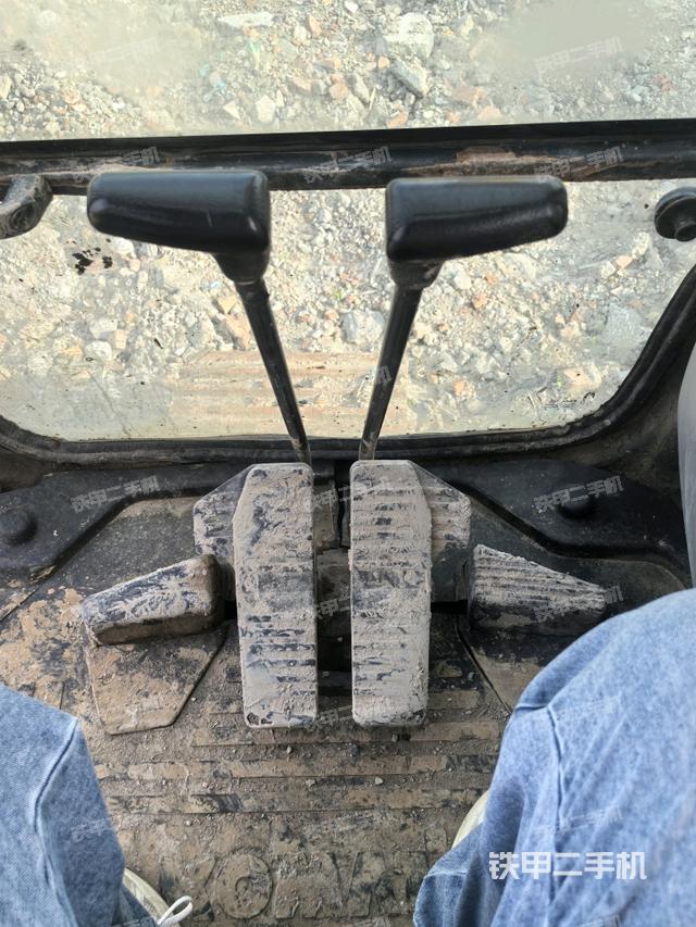 行走控制手柄和踏板 俯拍(驾驶室部分) 行走控制手柄和踏板 俯拍(驾驶室部分)