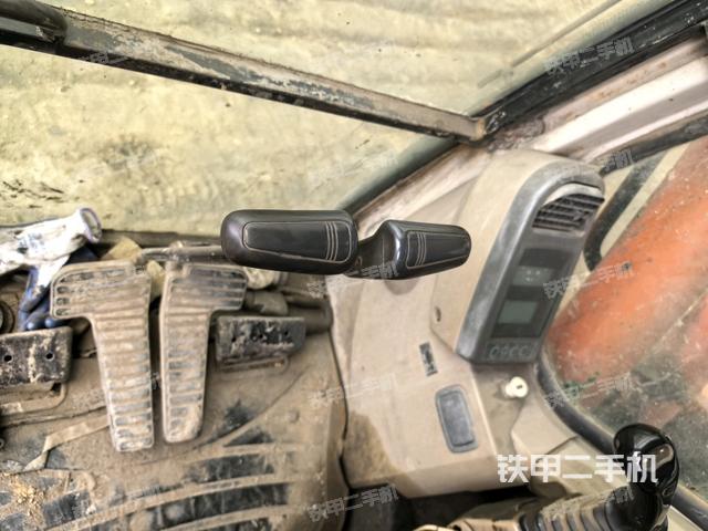 行走控制手柄和踏板 俯拍（驾驶室部分）