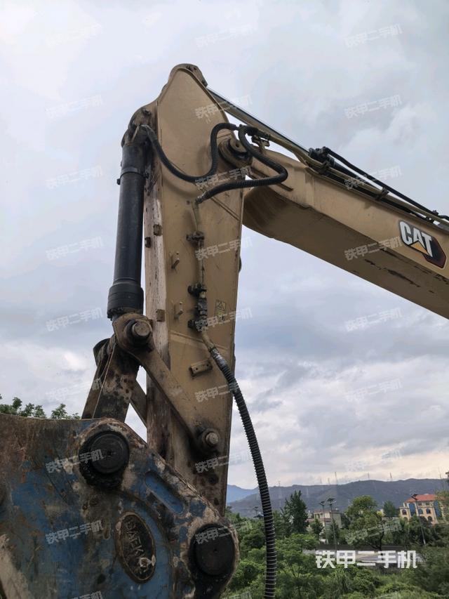大臂油缸整体 竖拍(工作和回转装置) 大臂油缸整体 竖拍(工作和回转装置)