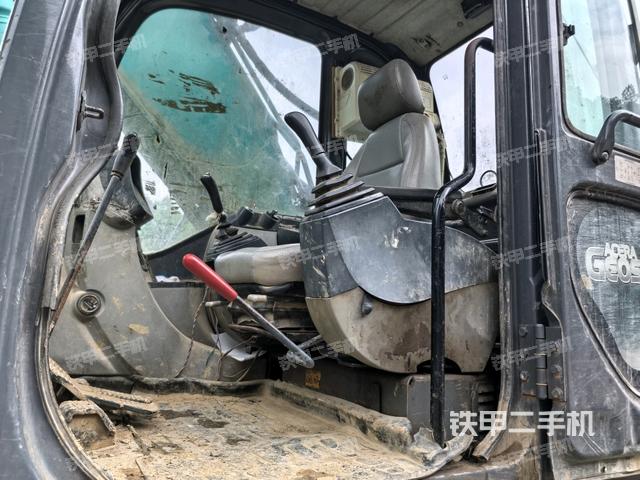 座椅右侧控制台/钥匙门/油门/含右手柄(驾驶室部分) 座椅右侧控制台/钥匙门/油门/含右手柄(驾驶室部分)