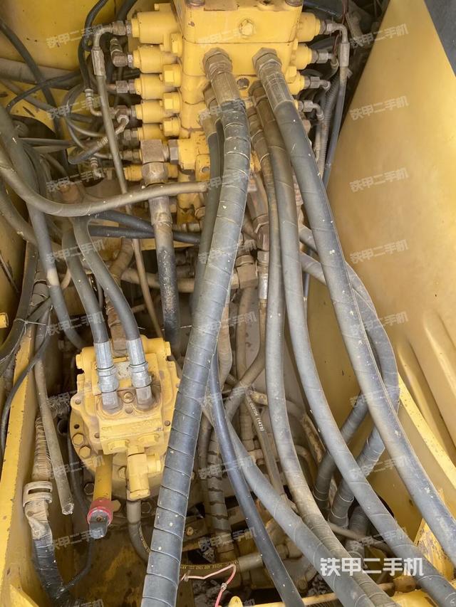 回转马达和主控阀(整机外观) 回转马达和主控阀(整机外观)