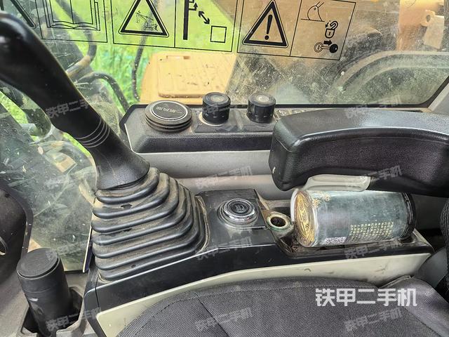 座椅左侧控制台/音响/含左手柄(驾驶室部分) 座椅左侧控制台/音响/含左手柄(驾驶室部分)