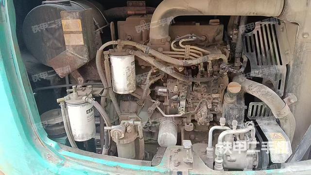 液压泵舱室正面整体(整机外观) 液压泵舱室正面整体(整机外观)