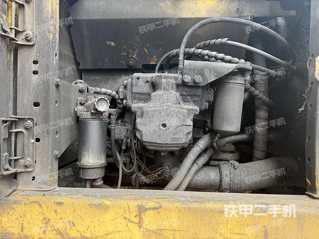 液压泵舱室正面整体(整机外观) 液压泵舱室正面整体(整机外观)