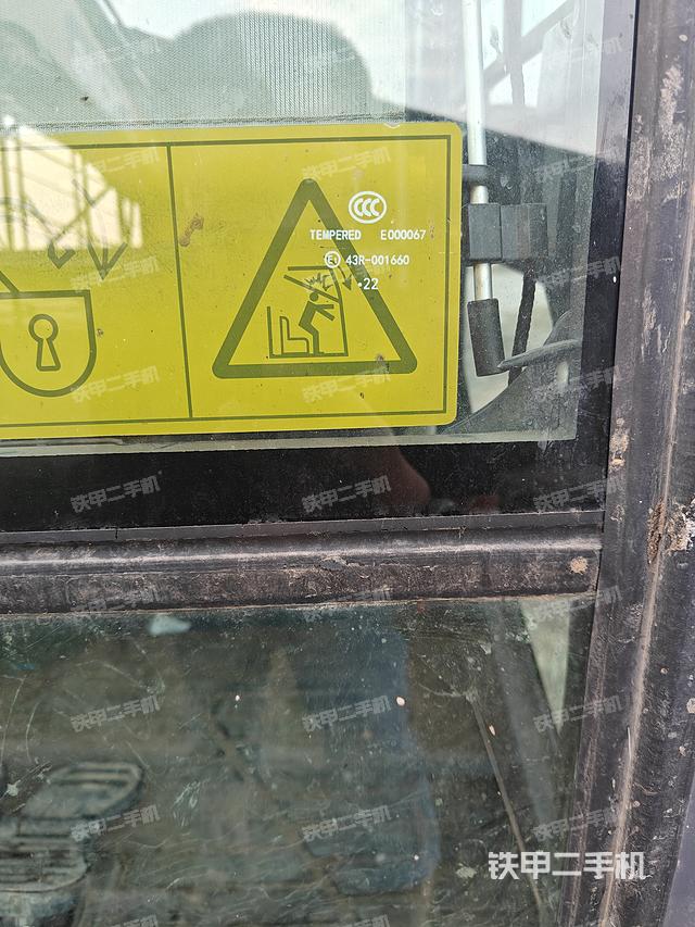 驾驶室顶部（整机外观）