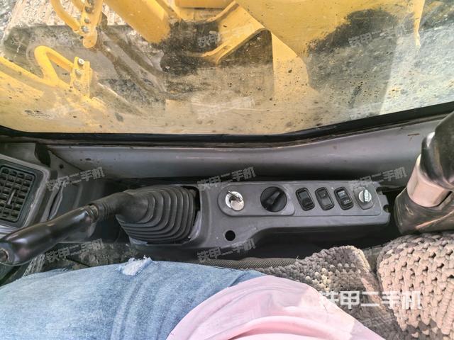 座椅右侧控制台/钥匙门/油门/含右手柄(驾驶室部分) 座椅右侧控制台/钥匙门/油门/含右手柄(驾驶室部分)