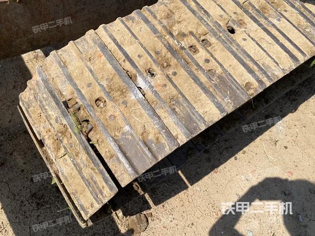 单侧履带整体(整机外观) 单侧履带整体(整机外观)