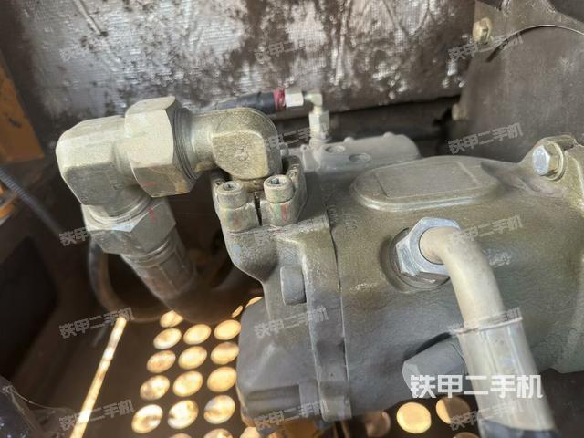 液压泵舱室正面整体(整机外观) 液压泵舱室正面整体(整机外观)