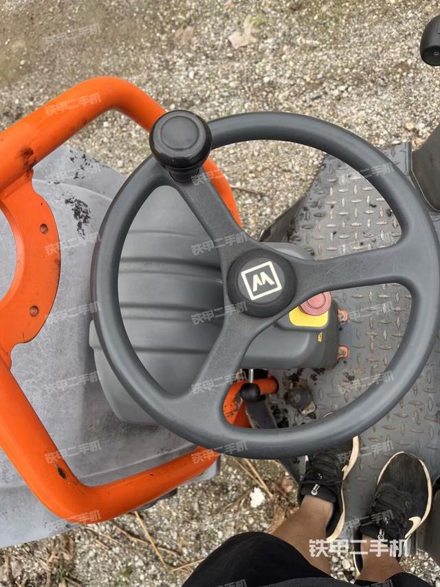 后輪左側(cè)全景（壓路機(jī)前后車(chē)架）