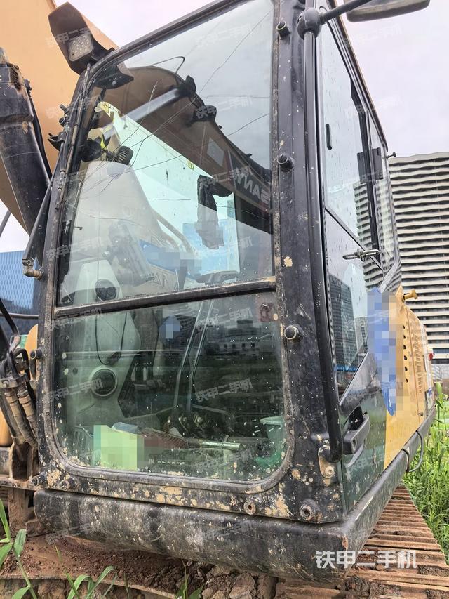 座椅右侧控制台/钥匙门/油门/含右手柄(驾驶室部分) 座椅右侧控制台/钥匙门/油门/含右手柄(驾驶室部分)