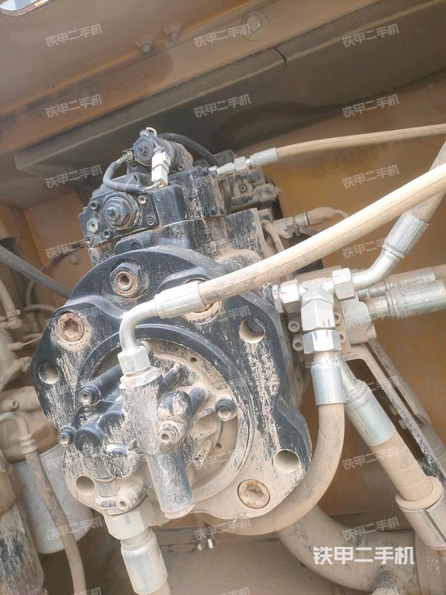 液压泵舱室正面整体(整机外观) 液压泵舱室正面整体(整机外观)