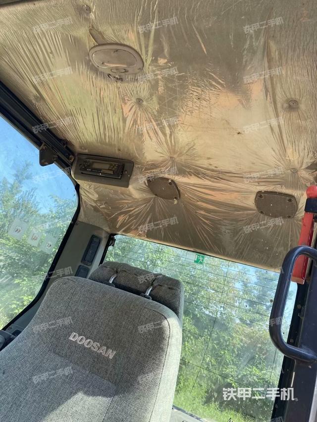 驾驶室顶部(整机外观) 驾驶室顶部(整机外观)