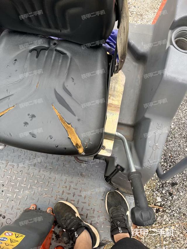 操作臺(tái)全景（壓路機(jī)駕駛室）