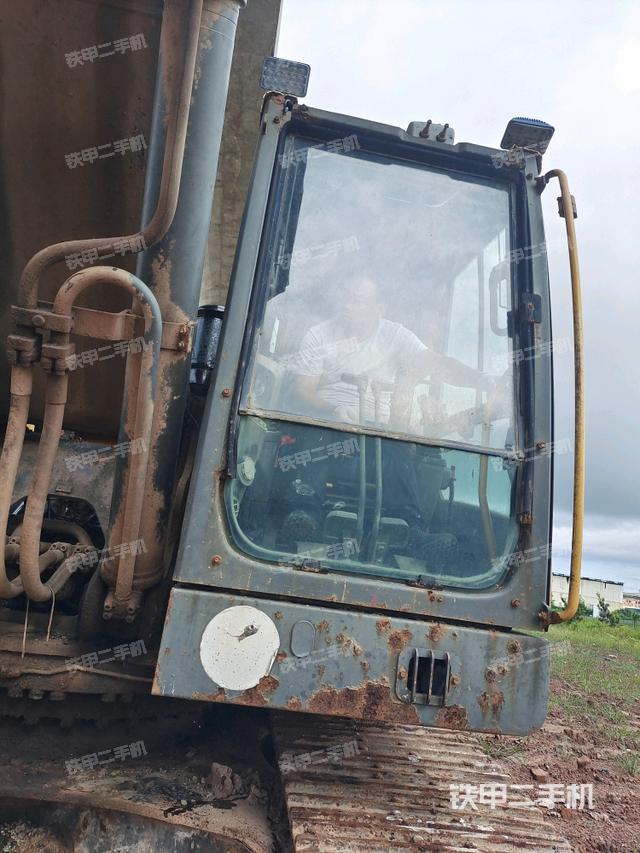 驾驶室整体(整机外观) 驾驶室整体(整机外观)