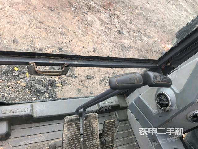 行走控制手柄和踏板 俯拍(驾驶室部分) 行走控制手柄和踏板 俯拍(驾驶室部分)