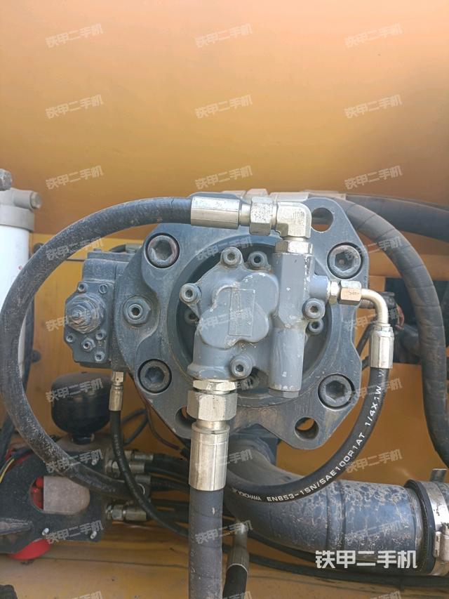 液压泵舱室正面整体(整机外观) 液压泵舱室正面整体(整机外观)