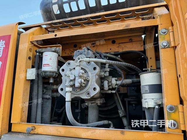 液压泵舱室正面整体(整机外观) 液压泵舱室正面整体(整机外观)