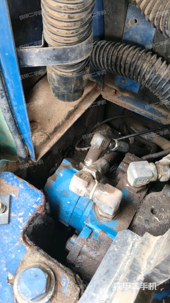 液压泵舱室正面整体（整机外观）