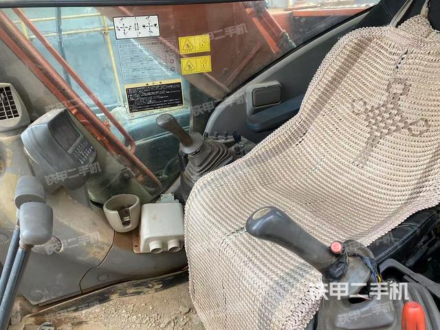 驾驶室整体(整机外观) 驾驶室整体(整机外观)