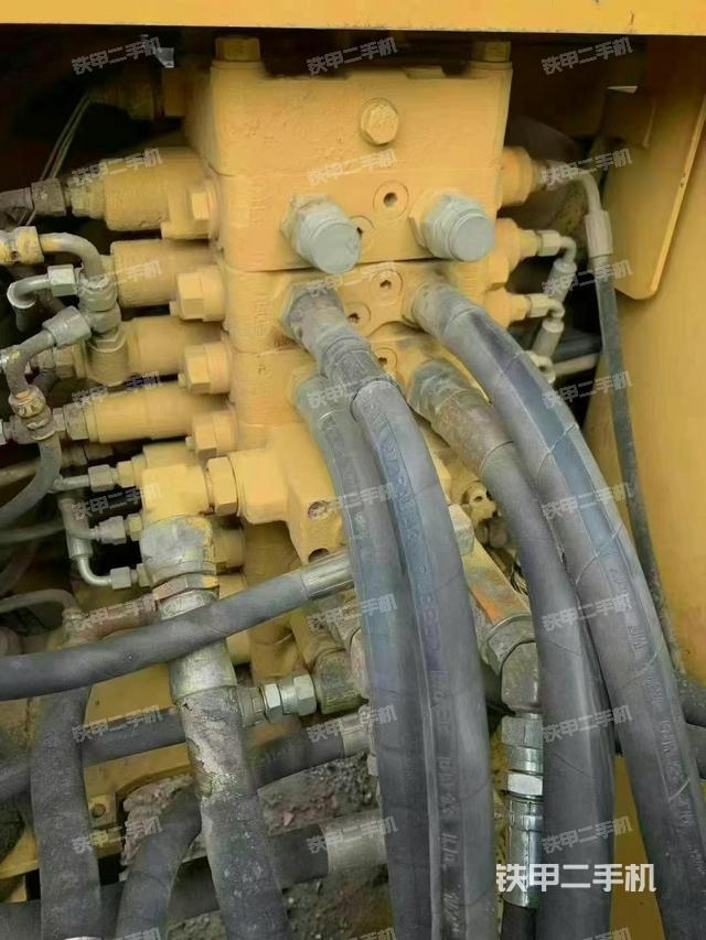 回转马达和主控阀（整机外观）