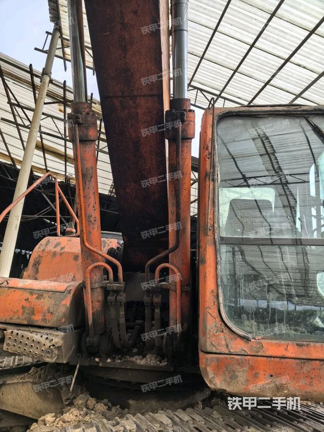 大臂油缸整体 竖拍（工作和回转装置）