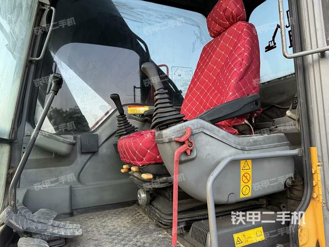 驾驶室整体(整机外观) 驾驶室整体(整机外观)