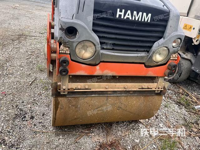 正左側(cè)（壓路機(jī)整機(jī)外觀）