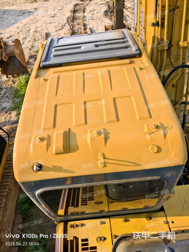 驾驶室顶部(整机外观) 驾驶室顶部(整机外观)