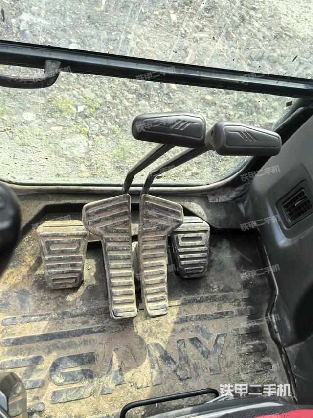 行走控制手柄和踏板 俯拍(驾驶室部分) 行走控制手柄和踏板 俯拍(驾驶室部分)