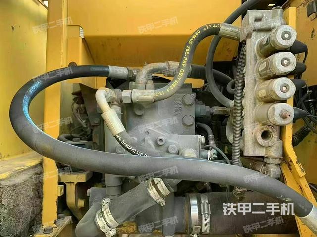 液压泵舱室正面整体（整机外观）