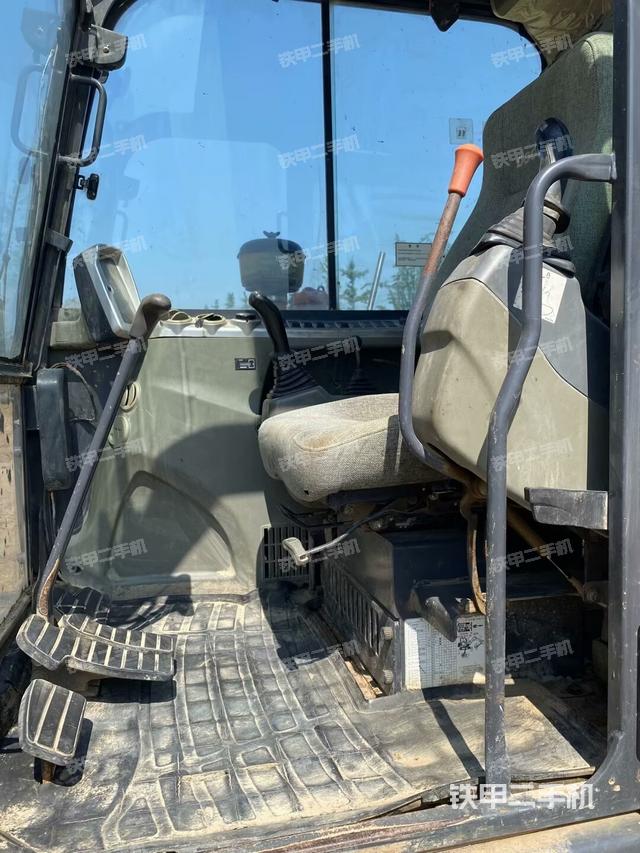 驾驶室整体(整机外观) 驾驶室整体(整机外观)