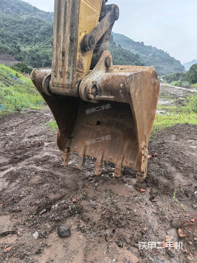 小臂整体左后(工作和回转装置) 小臂整体左后(工作和回转装置)