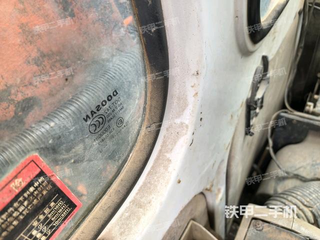 行走控制手柄和踏板 俯拍(驾驶室部分) 行走控制手柄和踏板 俯拍(驾驶室部分)