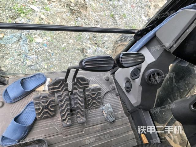 座椅左侧控制台/音响/含左手柄(驾驶室部分) 座椅左侧控制台/音响/含左手柄(驾驶室部分)